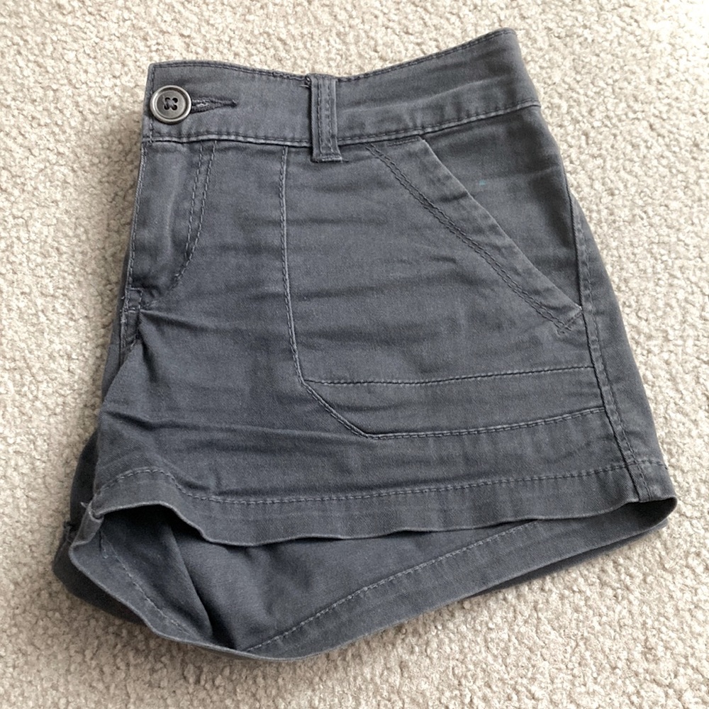 grey shorts